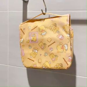 🍫 ไปเที่ยวไม่ได้ถ้าไม่มีกระเป๋าใบนี้ กระเป๋า ลายหมีเนย แขวนในห้องน้ำ งานผ้าร่ม กันน้ำ ขนาดหลังกาง 25×20×9 นิ้ว ขนาดหลังพับ 9×9.5 นิ้ว