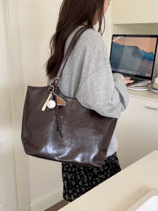 Fashionable Retro Large Capacity Shoulder Bag for Women Commuter Tote Bag Casual Simple Style Magnetic Buckle Closure PU Leather