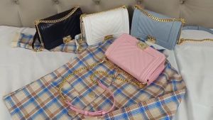 กระเป๋าสะพายข้าง ไซส์10นิ้ว แต่งเย็บลายทะแยง หนังนิ่มสวยมากกก ราคาถูกต้อง