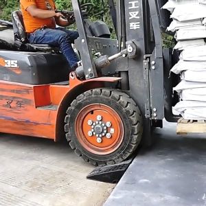 ยางปีนฟุตบาท ทางลาด ยางปีนขอบฟุตบาท ยางไต่ฟู ยางสามเหลี่ยม แผ่นทางลาด เป็นเครื่องมือแพทย์ที่สามารถหยุดการเกิดภาวะยางปีนด้วย ยางปีนฟู ถือถูกโดดเด่นในปุ่มแผ่นทางลาดลงได้ผ่านปัจจุบัน ให้ใช้เทียบกับปัจจุบันได้น้อย