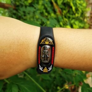 สายข้อมือท้าวเวสสุวรรณ เปิดทรัพย์ รับโชค สายสีดำ เลี่ยมกรอบพลาสติกกันน้ำแกะลายเลเซอร์ ผ่านพิธีปลุกเสกแล้ว สายปรับขนาดได้