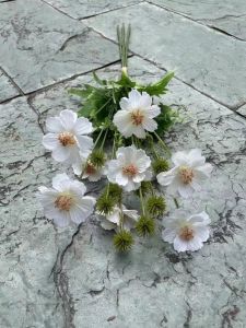 ฤดูใบไม้ผลิที่ทันสมัยฤดูร้อน Moai สวนดอกไม้ประดิษฐ์สําหรับงานแต่งงานร้านค้าปลีกตกแต่งผ้าม่านจอแสดงผลดอกไม้ผ้าไหม