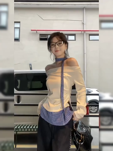 เสื้อเบลาส์ แขนยาวผู้หญิง คอปาดไหล่ ดีไซน์แต่งชายเสื้อชั้นในเป็นลายสก็อตสีน้ำเงิน ทรงเฉียงผ่า2ข้าง ผ้าฟลีซ นุ่ม แถม! ผ้าพันคอใส่คู่กัน เสื้อยืดผู้หญิง #6935