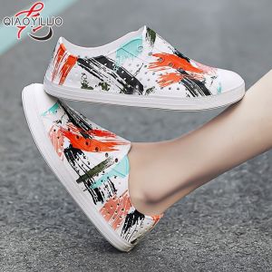 QiaoYiLuo รองเท้าแตะชายรองเท้าถ้ำฤดูร้อนใหม่คู่รักกราฟฟิตีผู้ชายและผู้หญิงรองเท้าแตะลุยลมสบายๆรองเท้าผู้ชายรองเท้าแตะชาย