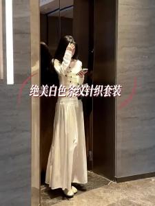 SUSIEYUAN | Đầm Dài Knit Sọc Trắng Phong Cách Hàn Quốc Mới Thu 2026