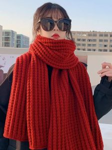 ผ้าพันคอถักสีแดงสำหรับผู้หญิง ฤดูหนาว 2025 แฟชั่นเกาหลี ผ้าขนสัตว์หนา ผ้าพันคอแบบยาว ผ้าพันคอแบบลำลอง ผ้าพันคอแบบลำลอง