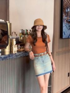 เสื้อยืดแขนสั้นทรงเข้ารูปสไตล์เกาหลีสำหรับผู้หญิงในช่วงฤดูร้อน เสื้อเชิ้ตทรงหลวมสบาย ๆ แฟชั่นสำหรับผู้หญิงวัย 25-35 ปี