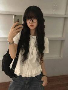 เสื้อยืดแขนสั้นสีขาว ดีไซน์เก๋ไก๋ แขนพอง ทรงเข้ารูป สำหรับผู้หญิงวัย 18-24 ปี ฤดูร้อน 2025 จีนแผ่นดินใหญ่