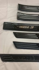 Ốp Bậc Cửa Nẹp bước chân CARBON Xe Mazda 3 2020-20232024 kim loại nhúng màu Cacbon cao cấp
