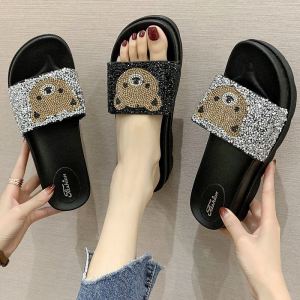 รองเท้าแตะส้นแบนพื้นหนาสำหรับผู้หญิง รองเท้าแตะชายหาดแบบลำลอง ทรงหัวมน พื้นยางกันลื่น ดีไซน์การ์ตูน ฤดูร้อน 2025 รองเท้าแตะส้นแบนแบบลำลองสำหรับกลางแจ้ง