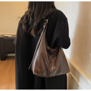 Large Capacity Soft Leather Shoulder Bag Womens Simple Style Underarm Crossbody Bag Retro Commuting Mother-Child Bag