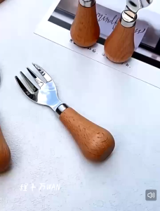 Bộ thìa nĩa inox cán gỗ sang trọng cho bé yêu