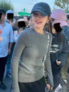 เสื้อสเวตเตอร์ถักผ้าขนสัตว์ทรงสลิมฟิตสำหรับผู้หญิง เสื้อเชิ้ตชั้นในคอวีแขนยาว เสื้อคลุมกันหนาวแบบสวมหัว ทรงสลิมฟิต ผ้าขนสัตว์บาง