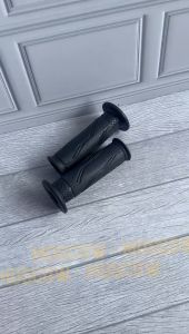 ORIGINAL HANDGRIP YAMAHA NMAX AEROX LEXI MIO J 125 GT FINO VIXION XEON R15 R25 JUPITER MX KING BYSON SCORPIO DLL HAND GRIP STANDAR YAMAHA WARNA HITAM SARUNG GAS TANGAN MOTOR UNIVERSAL SEPASANG KIRI KANAN PNP KARET LEMBUT HANDFAT HANFAT RUBBER TEBAL
