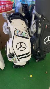 TÚI ĐỰNG GẬY GOLF MERCEDES-BEN CÓ CHÂN CHỐNG BÁNH XE TIỆN LỢI.
