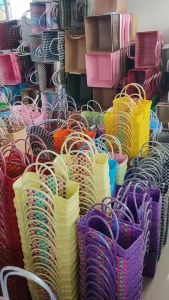 ฝูงกระเป๋าสานเส้นพลาสติก เป้าหมายทรงสะพาย ขนาดของ 27x18.5x34cm สำหรับขนาดของปาก