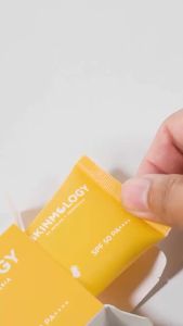 Skinmology UV Protection Hybrid Sunscreen SPF 50 PA++++ dengan Mugwort Jepang Tanpa Casing Putih