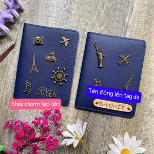 Bao da đựng hộ chiếu màu xanh navy simple gắn tên theo yêu cầu dán charm cá tính. Chất da mềm có ngăn kẹp vé máy bay.
