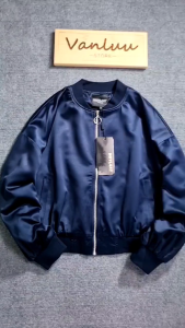Áo khoác bomber màu xanh navy với họa tiết hoa thêu ở lưng.