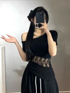 เสื้อยืดแขนสั้นผ้าลูกไม้สไตล์เกาหลีทรงสลิมฟิตสำหรับผู้หญิง ฤดูใบไม้ร่วง 2025 คอวี ทรงเข้ารูป แฟชั่นลำลอง