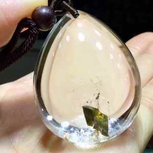 Pure natural white crystal fully wrapped calcite water drop cornucide pendant super pure crystal pure micro cotton calcite wrapped in crystal artistic conception is beautiful very rare help study! Make good money. Specification: 43.5*35*23.5mm