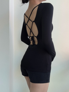 เสื้อยืดคอกลมแขนยาวทรงสลิมฟิตสำหรับผู้หญิง ทรงเข้ารูป หลังเปิด แขนยาว สีดำ ฤดูใบไม้ผลิและฤดูใบไม้ร่วง แฟชั่นสตรีท