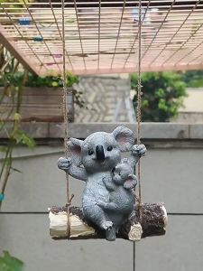 หมีโคอาล่าสวนรูปปั้นรูปแกะสลักตกแต่งกลางแจ้ง เครื่องประดับน่ารักสัตว์ตุ๊กตายางแกะสลักงานศิลปะสำหรับตกแต่งในร่ม Home Office