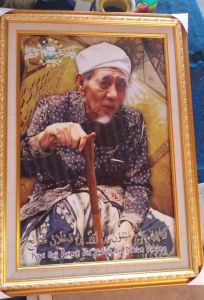 Bingkai Foto KH. Maimoen Jubair / Mbah Moen Uk 30x40✓