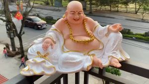 Tượng Phật Di Lặc màu trắng  (Kích thước: Ngang 40cm x Cao 23cm x Sâu 26cm)