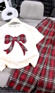 Beryl kids🌸ชุดลำลองเด็ก🎀สไตล์เกาหลี ชุดแฟชั่นสำหรับเด็กผู้หญิง เสื้อยืดลายโบว์+กางเกงลายสก็อต สบายๆ ฤดูร้อน