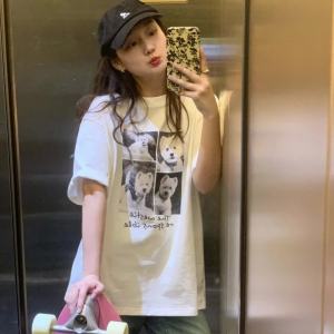 T-Shirt Oversize Pria & Wanita Motif Anjing Piksel & Tulisan Retro Katun Tipis Adem 2025 Baju Liburan Desain Unik Nyaman Gaya Kasual Ukuran Besar untuk Tampil Modis Gaya Korea - Jepang Lengan Pendek Kerah bulat Slip - on Tops Pakaian couple