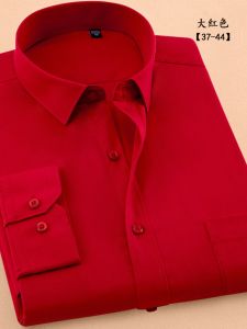 เสื้อเชิ้ตสีแดงสำหรับฤดูใบไม้ผลิชุดสตูดิโอถ่ายภาพลำลองธุรกิจแขนยาวสำหรับผู้ชายเสื้อเชิ้ตสีล้วนสำหรับเจ้าบ่าวเสื้อผ้าสำหรับปีนักษัตรตัวเอง