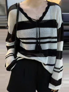 เสื้อถักคอวีแขนยาวผู้หญิงฤดูร้อนปี 2025 เสื้อคลุมกันแดดหลวมๆ น้ำหนักเบา ลายทางสีตัดกัน ทรงหลวมๆ สำหรับผู้หญิง