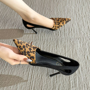 รองเท้าส้นสูงผ้ากำมะหยี่ลายเสือดาวสำหรับผู้หญิง ฤดูใบไม้ผลิและฤดูใบไม้ร่วง ดีไซน์สุดเซ็กซี่ ทรงหัวแหลม ส้นสูงบาง ส้นเดี่ยว