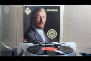 2 แผ่นเสียง 12นิ้ว M60 JAMES LAST -150 GOLD -BALLADE POUR ADELINE แผ่นVG++ ริ้วรอยบาง เสียงรบกวนน้อยนิดหน่อยไม่มีรอยลึก แผ่นล้างสะอาดแล้ว ปกVG++มีตำหนิขอบนิดหน่อย ขอบไม่ขาด สันไม่ทะลุ