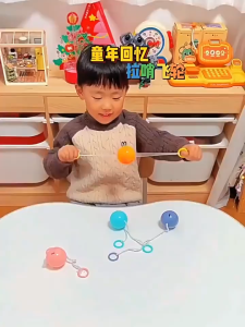 Mainan Bola Terbang Bercahaya Retro Untuk Kanak Kanak Hadiah Nostalgia Kids Luminous Pull String Whistle Ball Toy Flywheel Students 8090S Childhood Toys 发光拉哨球玩具飞轮小学生8090后童年怀旧幼儿园益智男女孩子礼物 A349