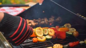 2 Tier Kitchen Spice Rack Picnic Cutlery Organizer Seasoning Rack Portable Travel Spice Grill Condiment Kitchen Organizer Shelf Bottle Rack with Hooks for BBQ Picnic Stainless Steel Kitchen Storage Rack