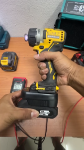 (022) MT18DL12 ตัวแปลงแบตเตอรี่ Makita 18/20 โวล์ ไปใช้เครื่องมือ Dewalt 12 โวล์