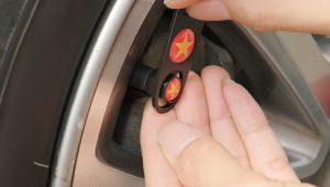 Móc khoá xe kim loại mới 2025 kèm 4 đầu mũ bảo vệ van xe bằng kim loại nhẹ