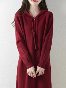 ชุดเดรสยาวถึงเข่าทรงหลวมสำหรับผู้หญิงในฤดูใบไม้ร่วงและฤดูหนาว สีแดง พร้อมฮู้ด ชุดชั้นใน เอวสูง ทรงสลิมฟิต คอกลม แขนยาว