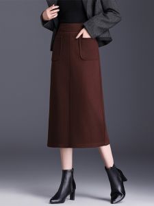 กระโปรงสั้นทรงเอผ้าโพลีเอสเตอร์หนาสำหรับผู้หญิง ฤดูใบไม้ร่วง/ฤดูหนาว 2025 กระโปรงทรงเอผ้าขนแกะแบบใหม่ กระเป๋า กระโปรงทรงเอ