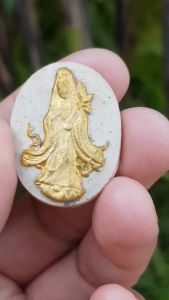 พระผงพระโพธิสัตว์กวนอิม หลังอักษรจีน (สภาพเก่า ไม่ทราบที่)