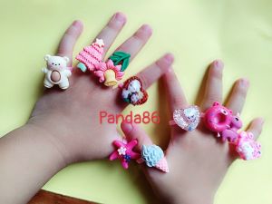 Set 10 / 36 Cái Nhẫn Nhựa Đeo Tay Gấu Dâu - Công Chúa Elsa  - Hello Kitty Xinh - Bông Hoa - Hoạ Tiết Xinh Xắn Cho Gái Yêu Thoả Sức Điệu Đà Cho Bé Từ 3-5 Tuổi