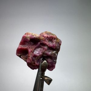 42365RB-MẶT TINH THỂ RUBY ĐỎ ( THIÊN NHIÊN ) KHÔNG XỬ LÝ đả khoan lỗ  có kèm móc bạc .