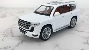 1:24 Model Toyota Land Cruiser LC300 / GXR Diecast Miniatur Pajangan Hadiah Mainan Mobil Sport SUV