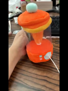 【จัดส่งจากกรุงเทพฯ】Plush Carrot Juicer Toy ของเล่นคั้นน้ำผลไม้แครอทตุ๊กตา เล่นสร้างสรรค์18ซม.เชือกสีส้มหมุนตุ๊กตาคั้น