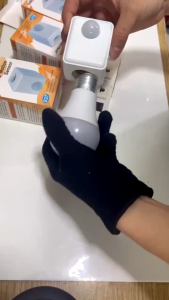 ĐUI ĐÈN E27 PHÍCH CẮM CẢM ỨNG CÓ NGƯỜI