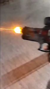 KAISER จัดส่งที่รวดเร็ว ปืนฉีดน้ำ ปืนฉีดน้ำแดง ความจุขนาดใหญ่ ปืนฉีดน้ำความเร็วสูง เต้าเสียบไฟฟ้าด้วยปุ่มเดียว ปืนฉีดน้ำสงกรานต์