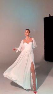 เดรสสีขาวแขนยาว ช่วงอกทรงดีย์ มีซับ บริเวณใหญ่ ช่วยให้มีผ่า ผ้าสวยยย สามารถใส่ได้หลากหลายงาน หรือใส่ไปเที่ยวทะเล ถ่ายรูปสวยสุดๆ ราคาที่สุดให้คุณสามารถทำความช่วยเหลือได้