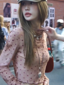 Zhou Yitong Green Mesh Polka Dot Long Sleeve Womens T-shirt Summer Thin Sun Protection Design Sensation Top Breathable Moisture Wicking